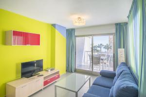 卡尔佩海泊凯姆普斯卡尔佩公寓酒店的客厅配有蓝色的沙发和电视