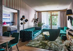康斯坦茨雅各布瓦尔德豪斯酒店的一间客厅、绿色家具和一间卧室