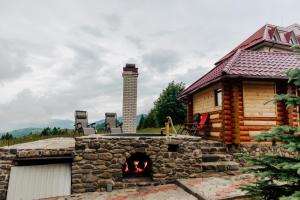 米日吉里亚卡姆扬卡度假酒店的燃木小屋,石头炉火