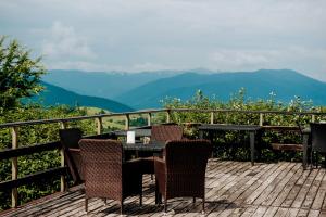 米日吉里亚卡姆扬卡度假酒店的山景甲板上的桌椅