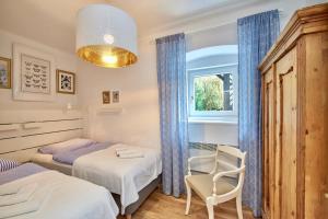 派尔巴赫Landhaus Dodo的一间卧室设有两张床和窗户。