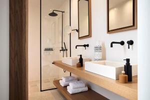 阿波罗尼亚Costa Mare Milos - Delmar Collection的一间带水槽和镜子的浴室