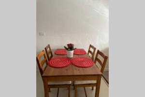 TolloCasa del Sole的红盘木桌和花瓶