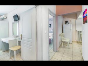 斯卡拉拉乔伊Villa Rania的一间设有白色门、一张桌子和一把椅子的房间