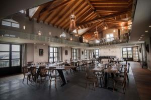 MontemagnoMontalbera Wine Suites的用餐室设有桌椅和窗户。
