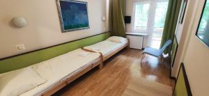 波兹南Strzeszynek - wypoczynek的一间医院间,配有两张床和椅子