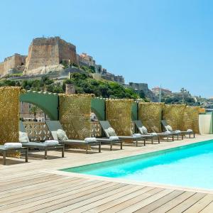 博尼法乔索勒马尔酒店的城堡旁带躺椅的游泳池