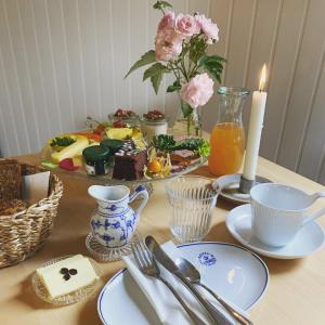 森讷堡Rønhave的餐桌上放着食物盘子和蜡烛