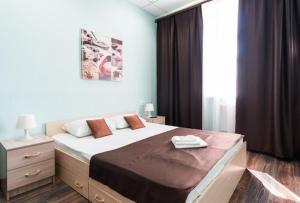 巴尔瑙尔Гостиница Бизнес Турист的一间卧室设有一张大床和一个窗户。