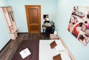 巴尔瑙尔Гостиница Бизнес Турист的一间卧室,配有一张床和一张桌子,镜子里的人