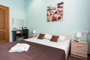 巴尔瑙尔Гостиница Бизнес Турист的一间卧室配有一张床和一张带镜子的书桌