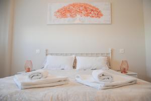 阿尔卡拉德荷那利斯Apartamento Dulcinea的一间卧室配有带毛巾的床