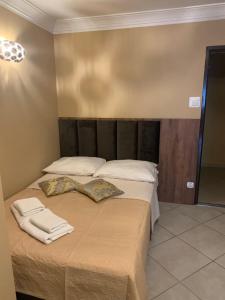 韦巴斯特拉托斯住宿加早餐旅馆的一间卧室配有一张床,上面有两条毛巾