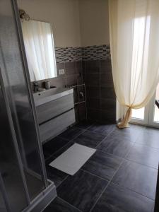 拉奎拉Casa Renzo的带淋浴和盥洗盆的浴室