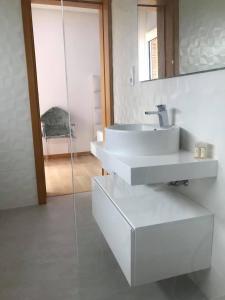 普拉亚德米拉Villa Barrinha的白色的浴室设有水槽和镜子