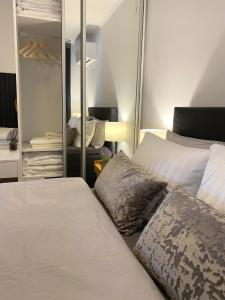 鲁塞Snow Sheep apART - апартамент с две спални的一间卧室配有两张床和镜子