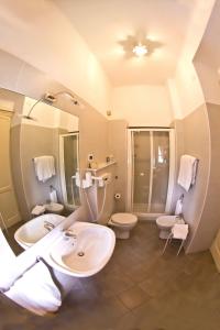 圣玛格丽塔-利古雷拉贝拉伊尔里富吉欧城堡酒店的浴室设有2个水槽、卫生间和镜子。