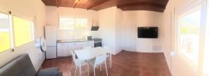弗龙特拉Vista al Mar的一间厨房,里面配有白色的桌子和椅子