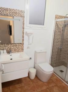 弗龙特拉Vista al Mar的浴室配有卫生间、盥洗盆和淋浴。