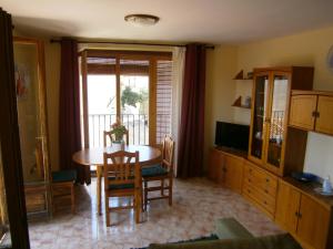 莫雷拉Casa Placet de Sant Joan Apto的客厅配有桌椅和窗户。