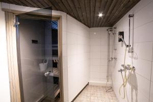托尔尼奥Motel Tornio的浴室里设有玻璃门淋浴
