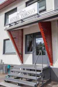 托尔尼奥Motel Tornio的汽车旅馆客房的前门,上面有标志