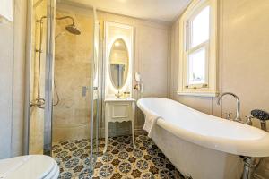 伊斯坦布尔Meroddi Barnathan Hotel的带浴缸、淋浴和盥洗盆的浴室