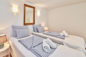 梅尔克Altstadt Apartments Melk mit Sauna的客房内的两张床和毛巾