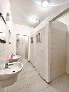 热舒夫Schronisko Młodzieżowe PTSM "Alko"的白色的浴室设有两个盥洗盆和镜子