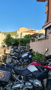 布德瓦Hotel Fineso的停在建筑物旁边的一排摩托车