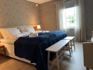 BrändöBrändö Bike and Bed的一间卧室配有一张大床和一张桌子
