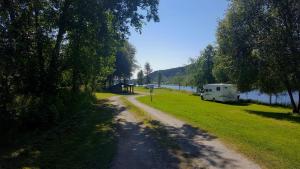 StölletVärnäs Camping的一条河旁的土路,一条河道停泊