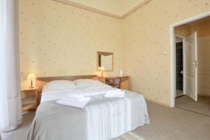 杜什尼基-兹德鲁伊穆索酒店的卧室配有白色的床和2条毛巾