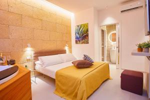 卡斯泰拉马莱Porta del Golfo Apartments & Suites的一间卧室配有一张桌子和一间浴室。