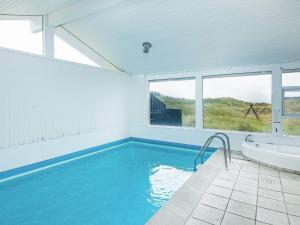索尔图姆8 person holiday home in Saltum的一间带游泳池和浴缸的浴室