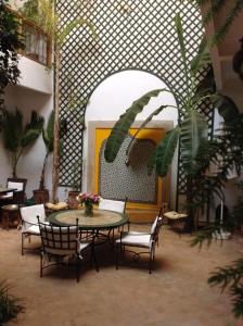 马拉喀什艾琳摩洛哥传统庭院旅馆的相册照片