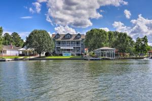 杰克逊Picturesque Abode with Dock on Jackson Lake!的湖前水面上的房屋
