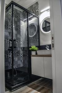 比托拉Good Times Luxury Apartments Bitola的一间带水槽和镜子的浴室