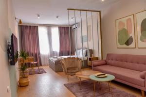 比托拉Good Times Luxury Apartments Bitola的客厅配有沙发和桌子