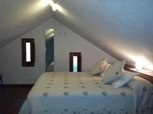 GuarazocaCasa La Casamera的一间卧室配有带白色床单和枕头的床。