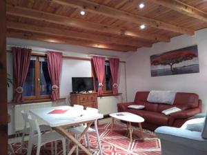 贝格海姆Gites Aux Fines Bulles d'Alsace SPA privatif的客厅配有沙发和桌子