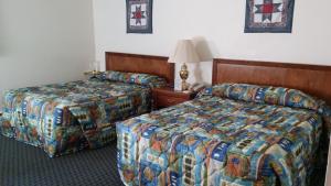 基灵顿瀑布洛奇酒店的酒店客房,设有两张床和一盏灯