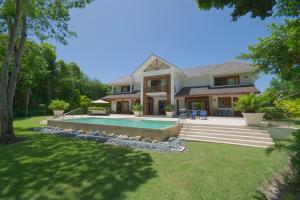 蓬塔卡纳Amazing 4-bedroom tropical villa with private pool and golf course view at luxury resort的庭院中带游泳池的房子