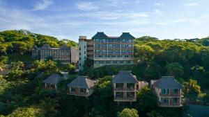 克鲁兹德华纳卡克斯特尔Delta Hotels by Marriott Riviera Nayarit, an All-Inclusive Resort的享有树木和建筑的度假村的空中景致