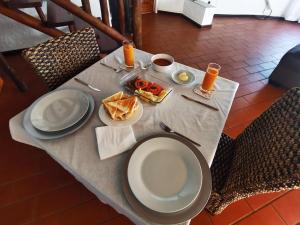 SandtonLibra Lodge的一张桌子,上面放着食物和饮料