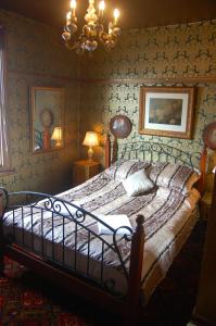 悉尼莎士比亚酒店的壁纸客房内的一间卧室配有一张床