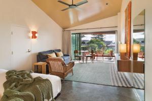 拜伦湾海滩度假酒店的一间卧室配有一张床,客厅配有沙发
