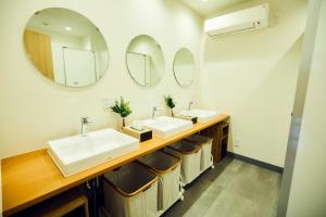 福生市ゲストハウス酒坊多満自慢的浴室设有2个水槽和2面镜子