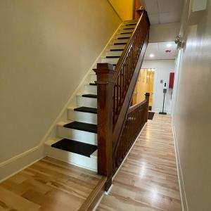库珀斯敦Baseball Town Motel的房屋内带木楼梯的走廊