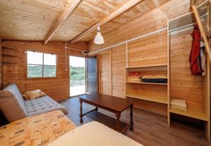 日列岛Holiday home Dusko - robinson的小木屋配有床和桌子